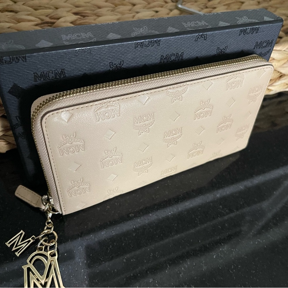 MCM Large Zipped Wallet!!!